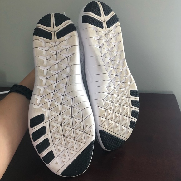 Women Nike shoes - Picture 3 of 5